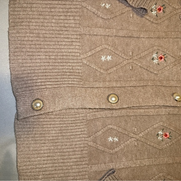 Aaeda Cottagecore Grandma Fairy Romantic Pearl Button Embroidered Small Cardigan - Picture 2 of 6